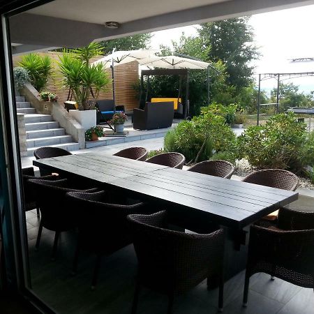 Apartment Nella Кострена Екстериор снимка