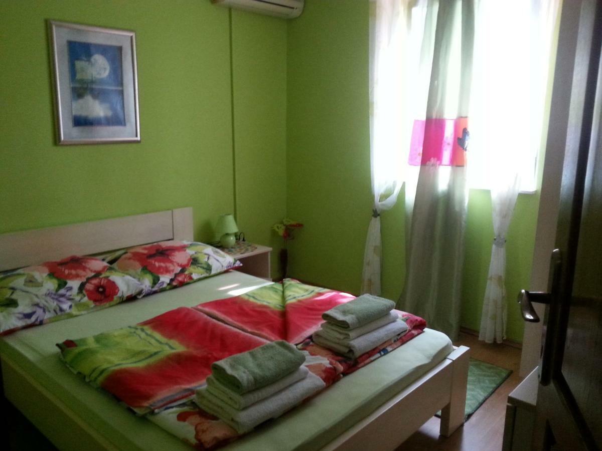 Apartment Nella Кострена Екстериор снимка